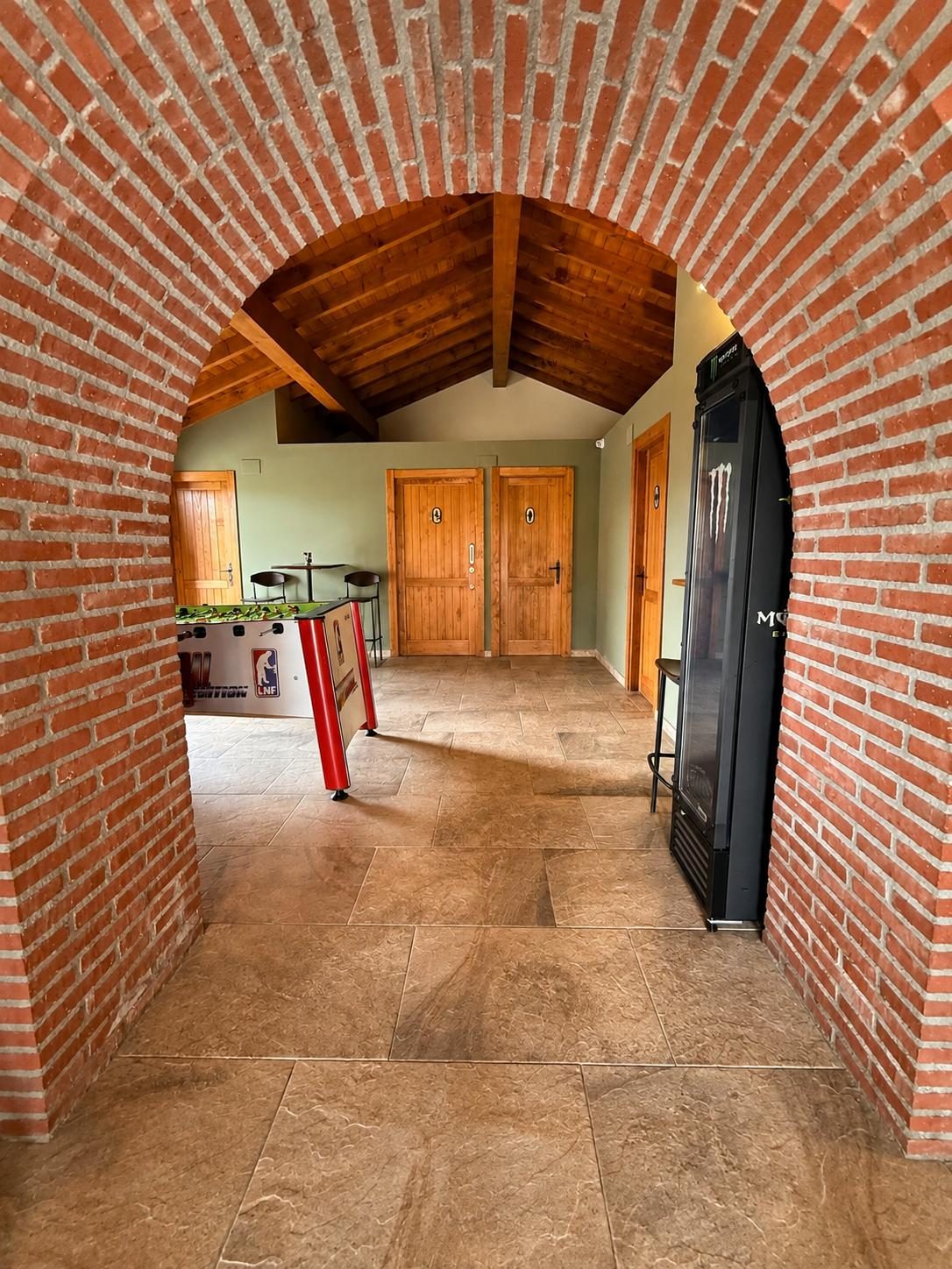Arco de ladrillo que da paso a la zona de juegos