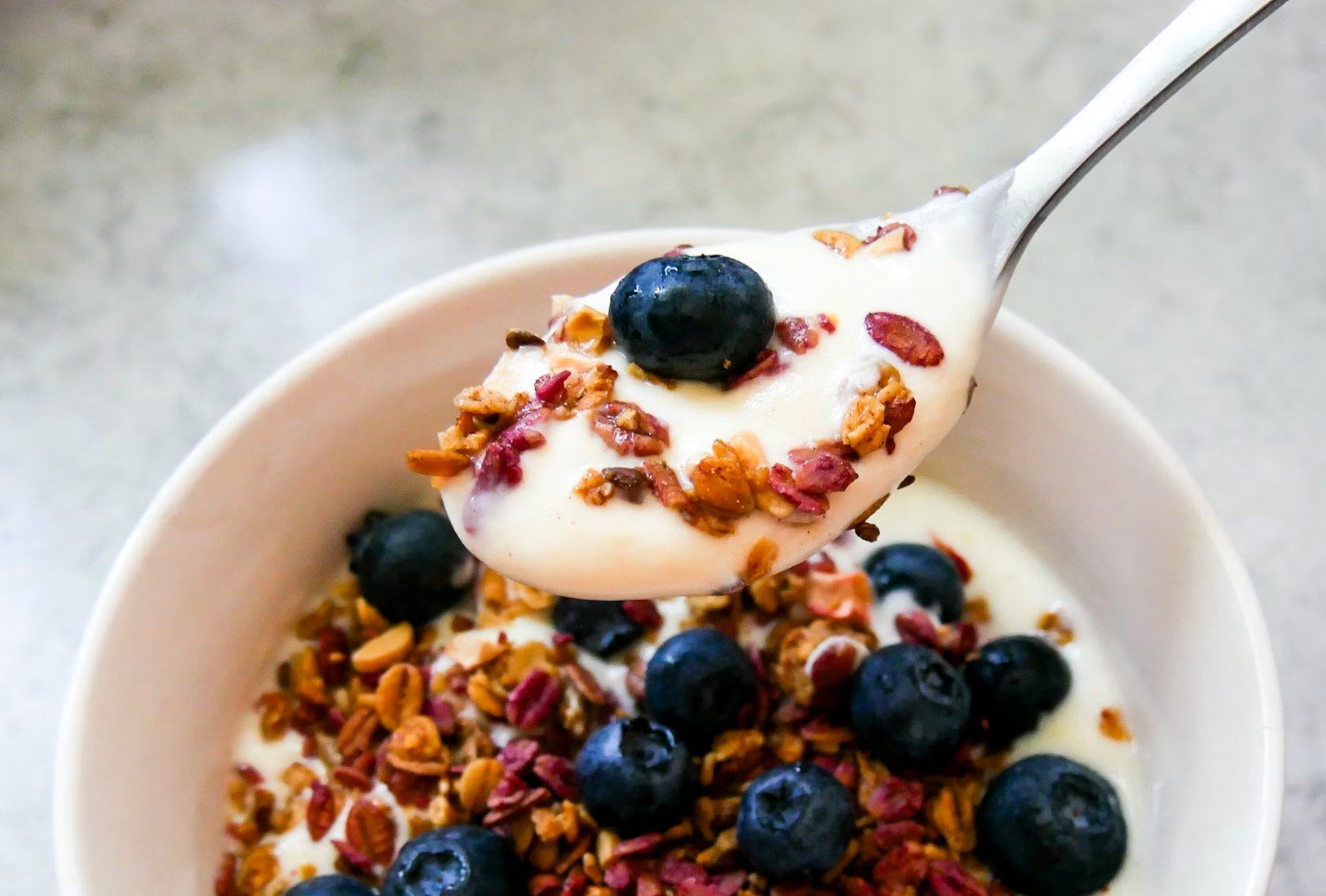 Bowl de yogur con fruta fresca y muesli