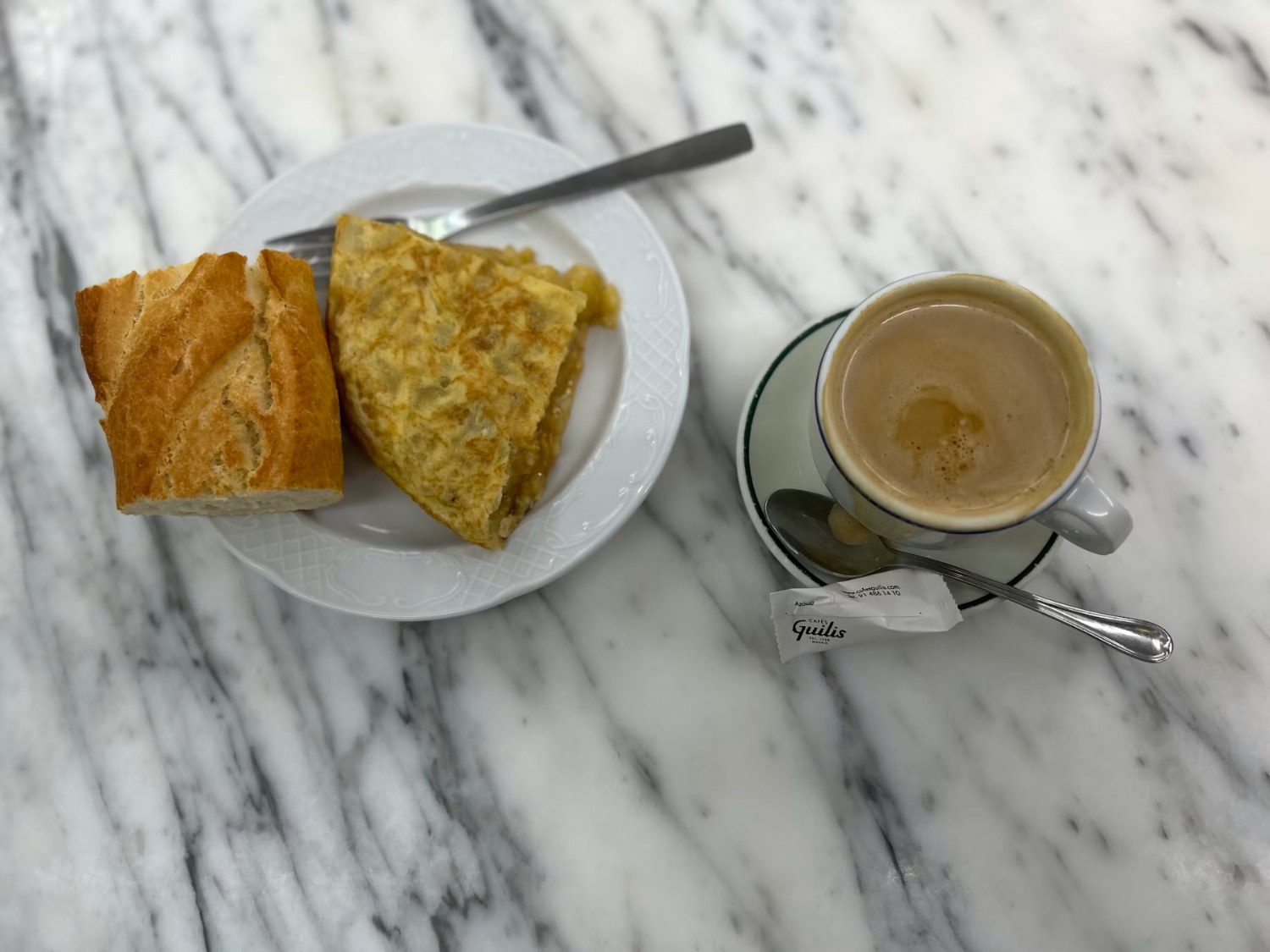 Pincho de tortilla de patata con pan y café