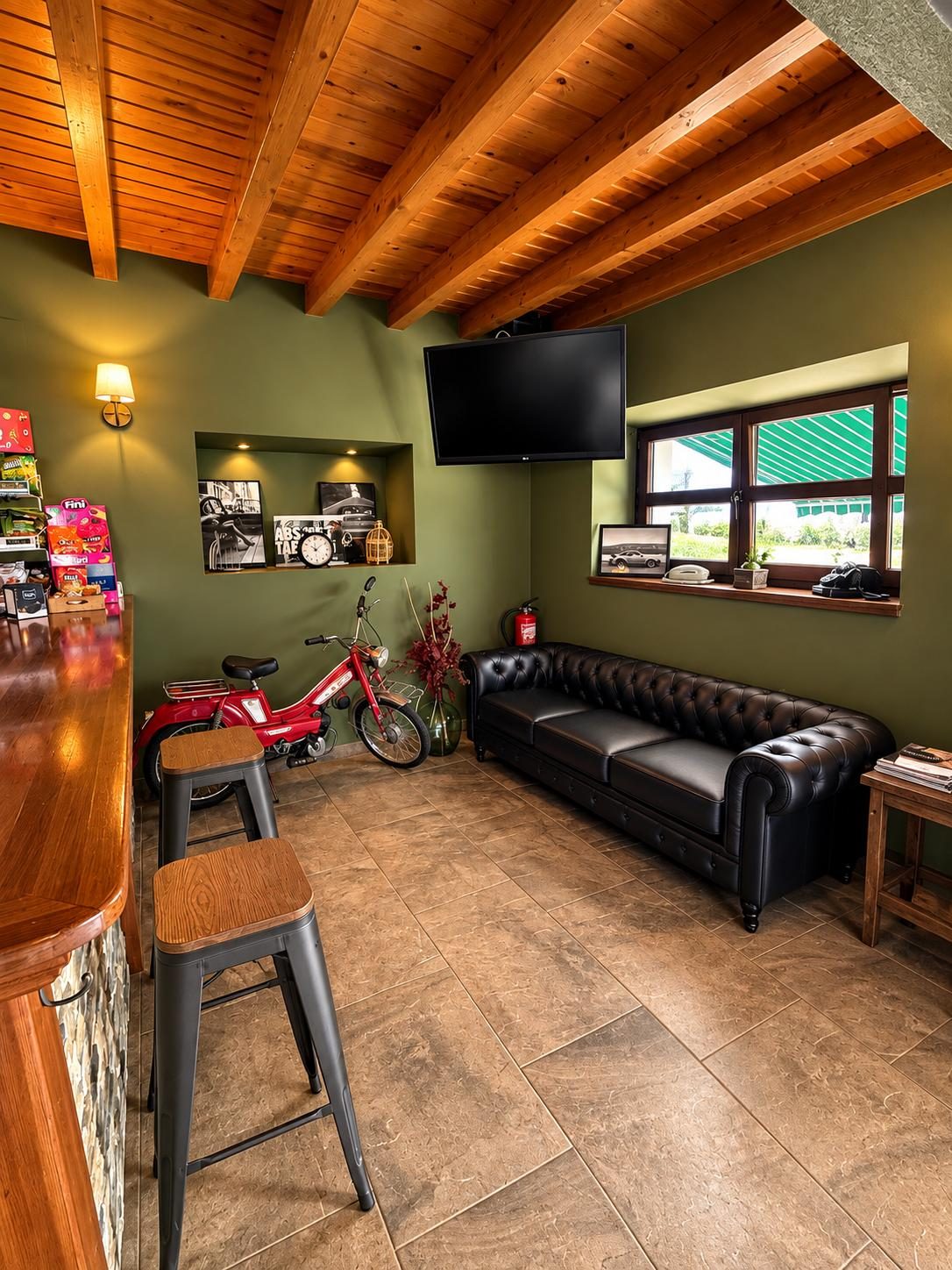 Salón interior con sofá Chesterfield y la moto roja